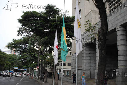 Bandeiras a meio mastro pela morte do prefeito de Belo Horizonte (MG)