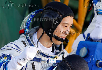 Crew board Soyuz MS-27 spacecraft at Baikonur cosmodrome
