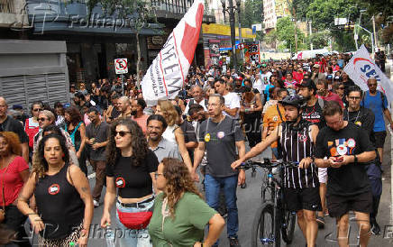 Professores em greve caminham até a Câmara Municipal SP