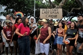 Fãs da cantora Lady Gaga, em frente ao hotel Copacabana Palace