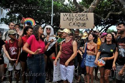 Fãs da cantora Lady Gaga, em frente ao hotel Copacabana Palace