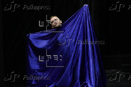 Gabriel Calderón preestrena una versión suizo-uruguaya de Roberto Zucco con quince actores