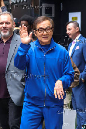 Jackie Chan é visto na região da Times Square na cidade de Nova York