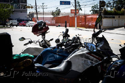 Rua com mais roubos de motos em SP tem veículos estacionados em área descoberta