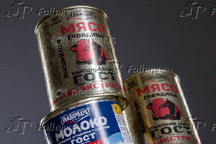 Illustration shows Glavprodukt canned goods