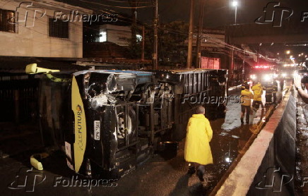 Ônibus do Vôlei Futuro tomba