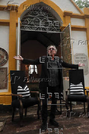 Tim Burton emerge del panteón más grande de México con clase magistral para aficionados