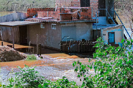 As chuvas aumentaram o nível do rio Jacuí, que ultrapassou a cota de inundação nas ilhas de Porto Alegre  - RS