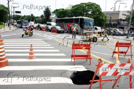 Buraco que se abriu no asfalto