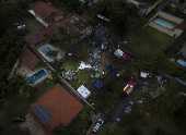 Equipes de resgate em busca dos corpos na área onde caiu o avião da Voepass