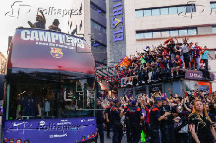 Barcelona se lanza a la calle para festejar el triplete del Barça