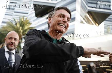 O ex-presidente Jair Bolsonaro fala com a imprensa após prestar depoimento na PF