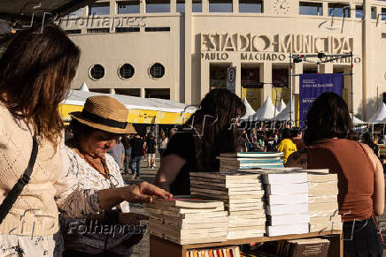 Movimentação durante o sexto dia da Feira do Livro