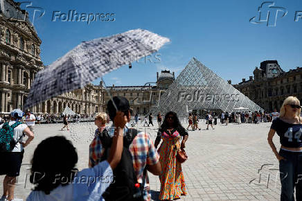 Hot summer temperatures hit Paris