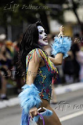 Parada LGBT+ é realizada na avenida Paulista
