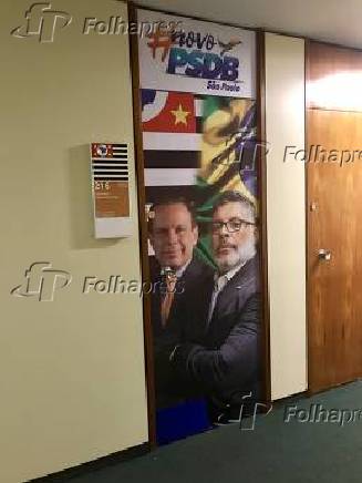 Alexandre Frota (PSDB-SP) estampa ele próprio na porta de seu gabinete ao lado de João Doria