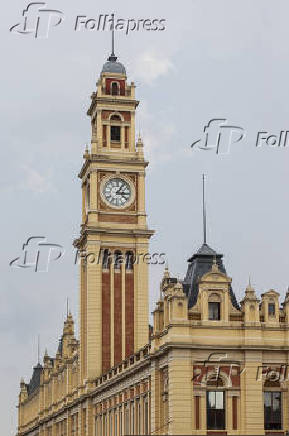 Relógio icônico da torre da estação da Luz