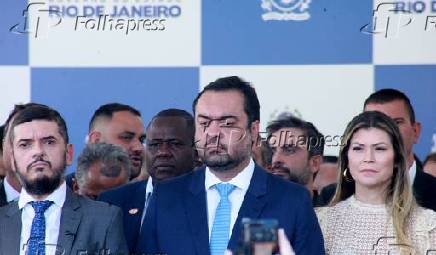 Governador do rio, claudio castro entrega carros para policia militar do estado