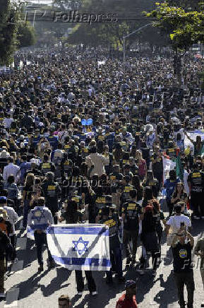 Público exibe bandeira de Israel durante a Marcha para Jesus