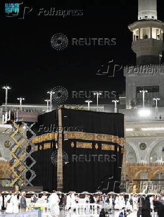 Workers change the Kabaa's cover, known as Kiswa, in the grand mosque in the holy city of Mecca