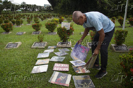 Fãs de Raul Seixas visitam o túmulo do cantor em Salvador