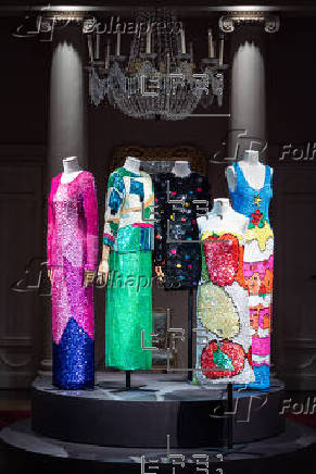 Grandes de la alta costura del siglo XX, como Saint Laurent y Cardin, brillan en Florencia
