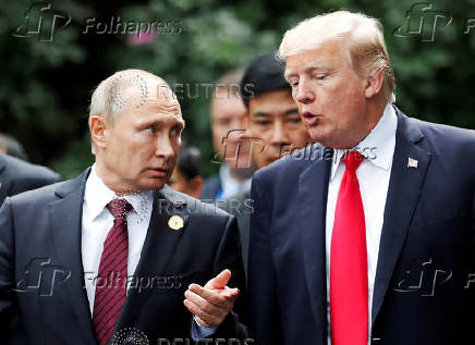 FILE PHOTO: U.S. President Donald Trump and Russia's President Vladimir Putin talk during the family photo session at the APEC Summit in Danang, Vietnam