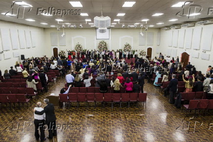 Fieis em culto no Templo da Igreja Rhema em Franco da Rocha/SP