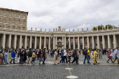 Fila de turistas para visitar a Basílica de São Padro