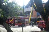 Bombeiros fazem rescaldo em prédio da PUC-PR