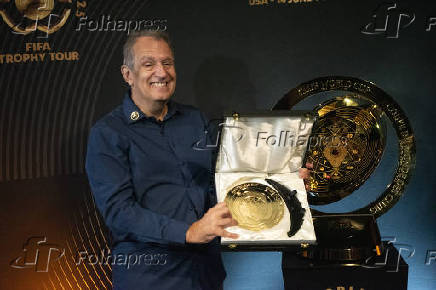 Tour da taça da Copa do Mundo de Clubes Fifa no Museu do Flamengo.