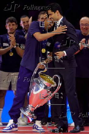 PSG team celebrate with fans at Parc de Princes