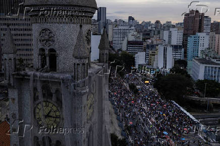 Parada LGBT+ é realizada na avenida Paulista