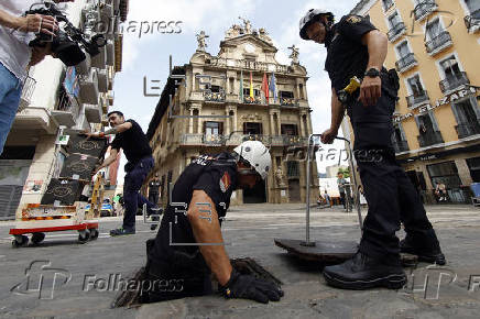 La Policía Nacional inspecciona las galerías subterráneas bajo el recorrido del encierro