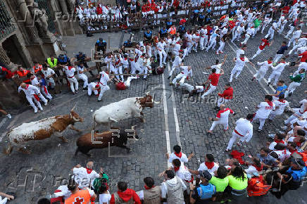 Los peligrosos Cebada Gago protagonizan el segundo encierro de los Sanfermines