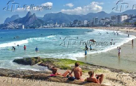 Banhistas e turistas na praia do Arpoador (RJ)