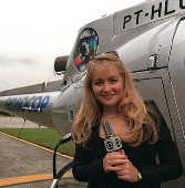 A apresentadora Angélica ao lado de