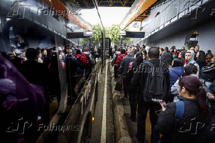 Passageiros aguardam para embarcar em ônibus no terminal Capelinha, na zona sul SP