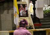 Fiéis rezam diante da imagem do Papa eleito Leão XIV  na catedral da Sé
