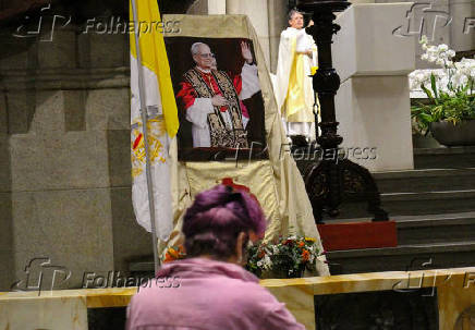 Fiéis rezam diante da imagem do Papa eleito Leão XIV na catedral da Sé