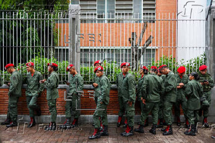 Abren los centros de voto en Venezuela para las elecciones regionales y legislativas
