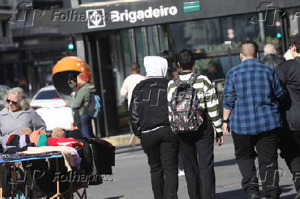 Pedestres enfrentam o frio em São Paulo