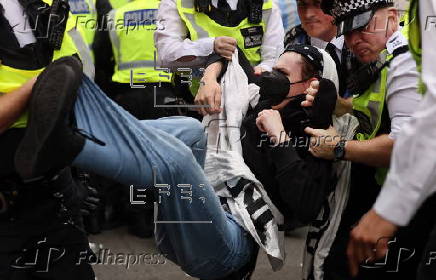 Anti-fascist protest outside hotel housing asylum seekers in London