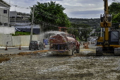 Caminhão pipa distribui água nas obras viárias em SJC