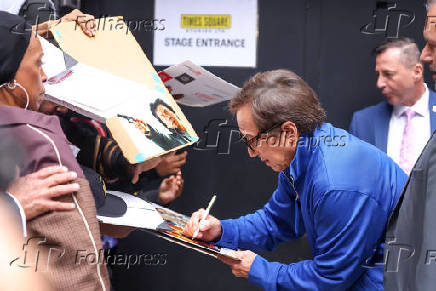Jackie Chan é visto na região da Times Square na cidade de Nova York