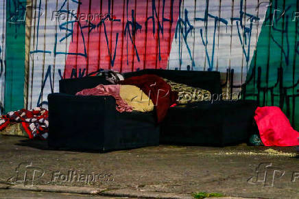 Moradores de rua enfrentam frio em SP