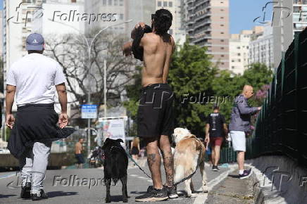 Paulistanos curtem o domingo de lazer no Minhocão