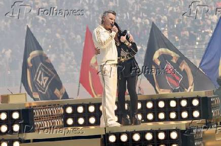 Robbie williams e laura pausini lideram a inesquecível preparação para a copa do mundo de clubes da fifa na partida final entre chelsea e psg.
