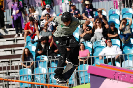 Skateboarding street masculino