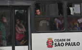 Passageiros lotam ônibus ilhado na